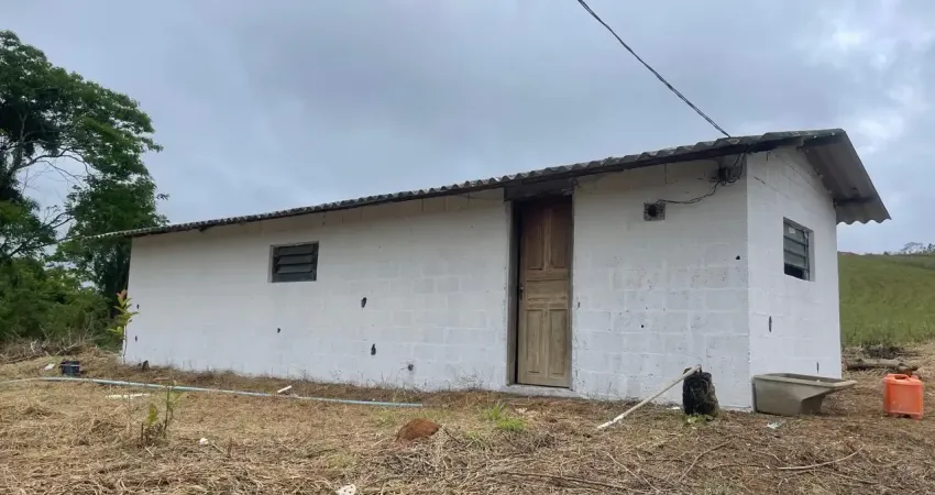 He terreno  de 826m² com casa e uma nascente no quintal! não perca!