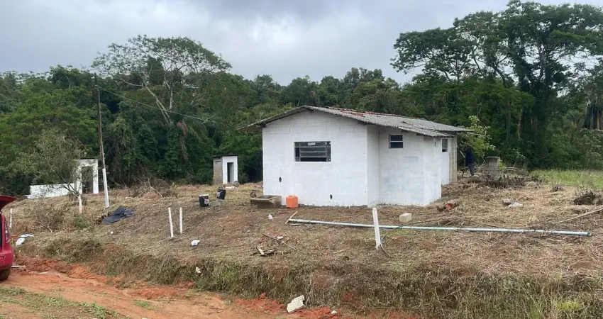 He grande oportunidade para a família! 826m² com casa e nascente nos fundos!