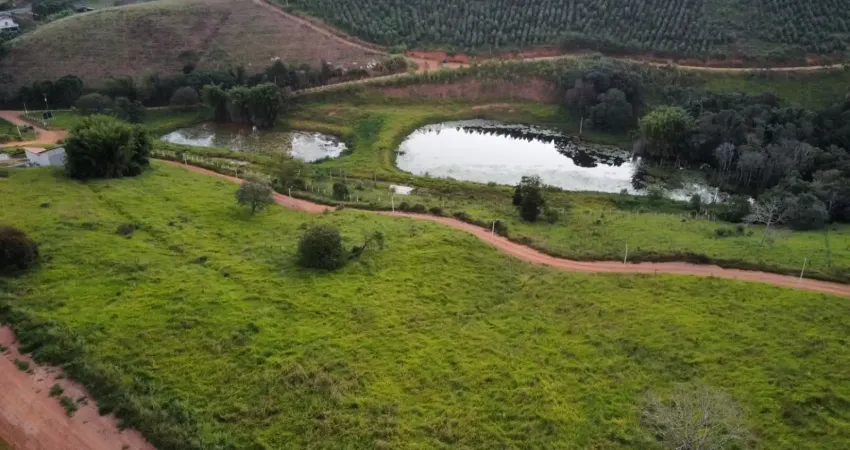 Próximo a comércios, escolas e serviços essenciais . o local já conta com água e energia elétrica , além de infraestrutura completa e segurança para mais conforto e tranquilidade.