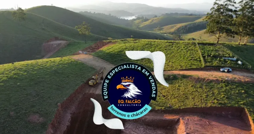 Piscina, tobogã e área de convivência quiosques com churrasqueira