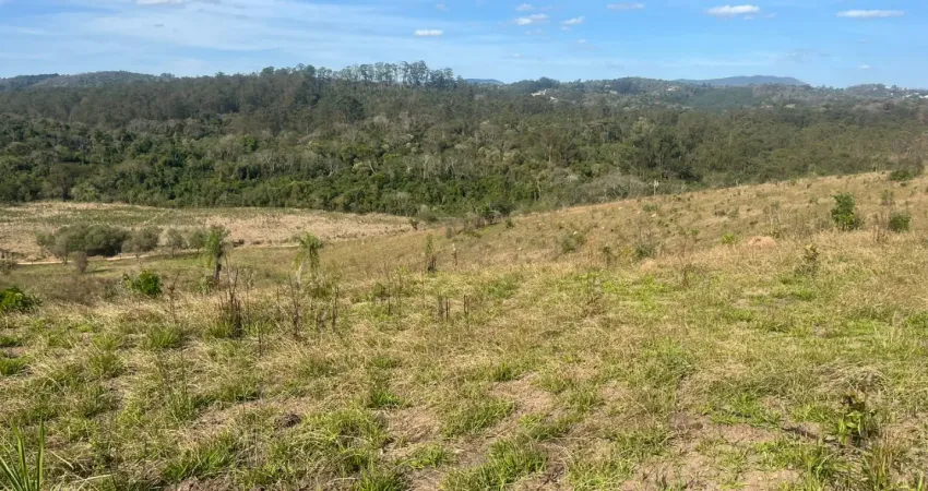 Viva cercado pela natureza em um lindo lote de 600 m² em Atibaia.