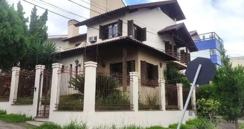 casa 5 dormitórios 3 suítes, sendo 1 suíte máster, 2 vagas cobertas, no Bairro Jardim Planalto, Porto Alegre, RS