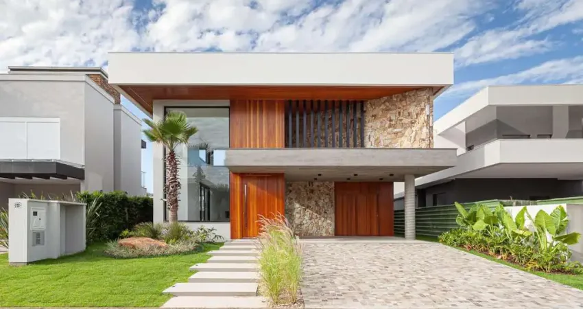 Casa Alto Padrão em Condomínio com toda infra estrutura em Torres