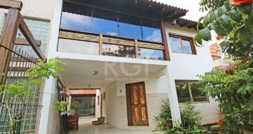 Casa em Porto Alegre, no bairro Hípica, com 3 dormitório(s), e 3 banheiros, à venda.