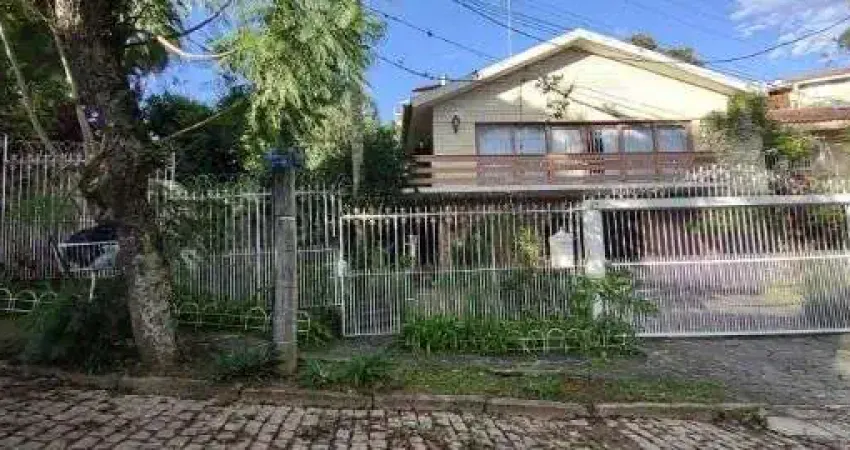 Casa em Porto Alegre, no bairro Jardim Isabel, com 5 dormitório(s), e 5 banheiros, à venda.