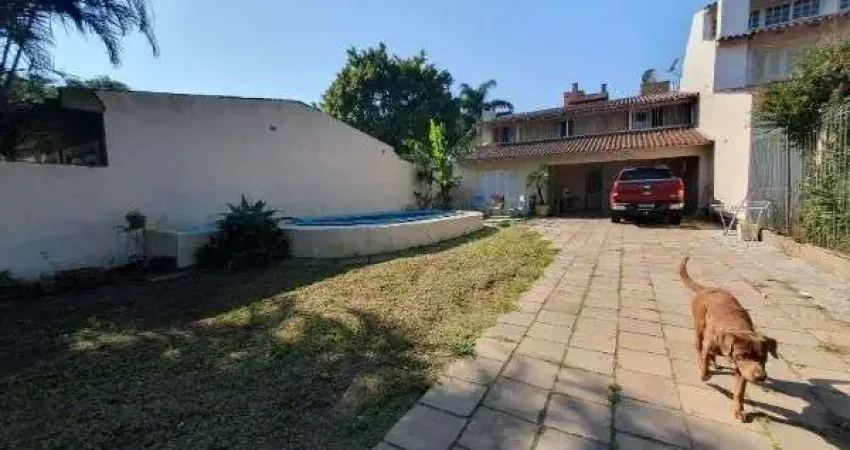 Casa em Porto Alegre, no bairro Espírito Santo, com 4 dormitório(s), e 4 banheiros, à venda.