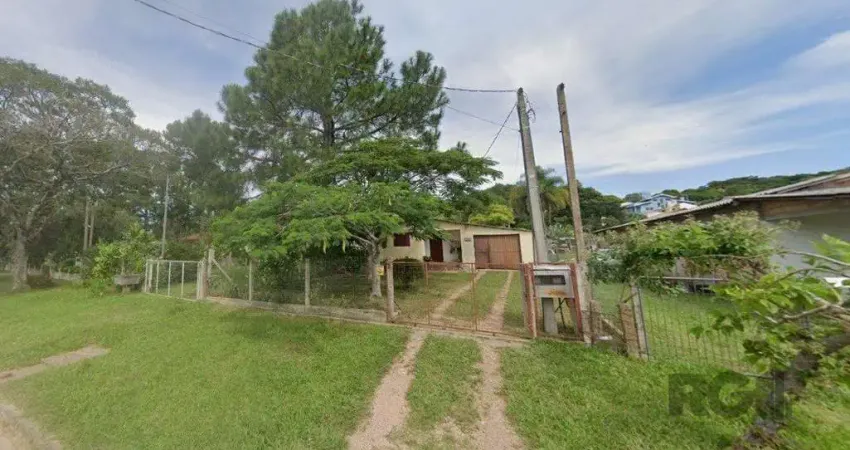 Dois quartos, 01 banheiro, 01 sala de star, 01 sala de jantar, cozinha, 01 garagem para três carros com churrasqueira.