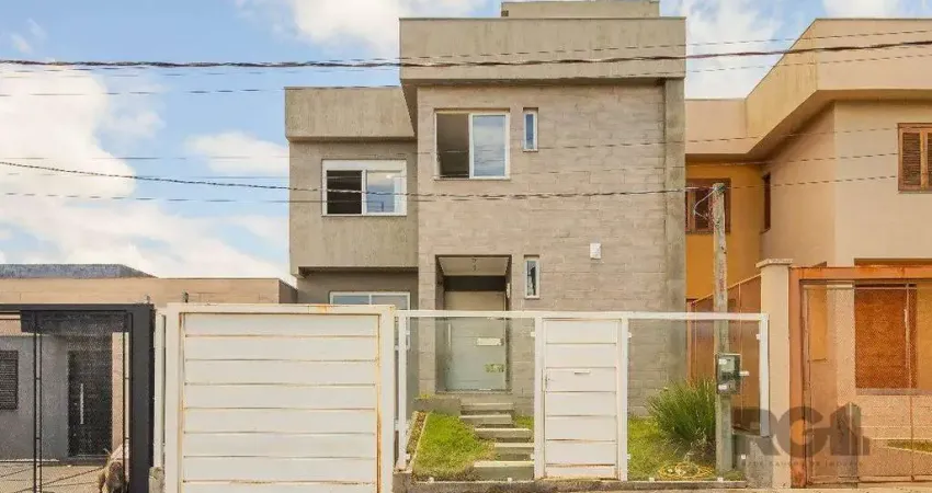 Sobrado, 185 metros quadrados privativo, com 3 quartos, 1 suíte, Living e cozinha integrados, lareira, churrasqueira, lavabo e 2 vagas de garagem. e 2 vagas de garagem