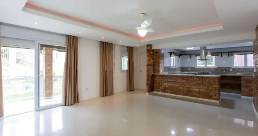 Casa de alvenaria, com 3 dormitórios, 1 suíte, living, cozinha, lavanderia, churrasqueira, banheiro social, pátio e 4 vagas de garagem.