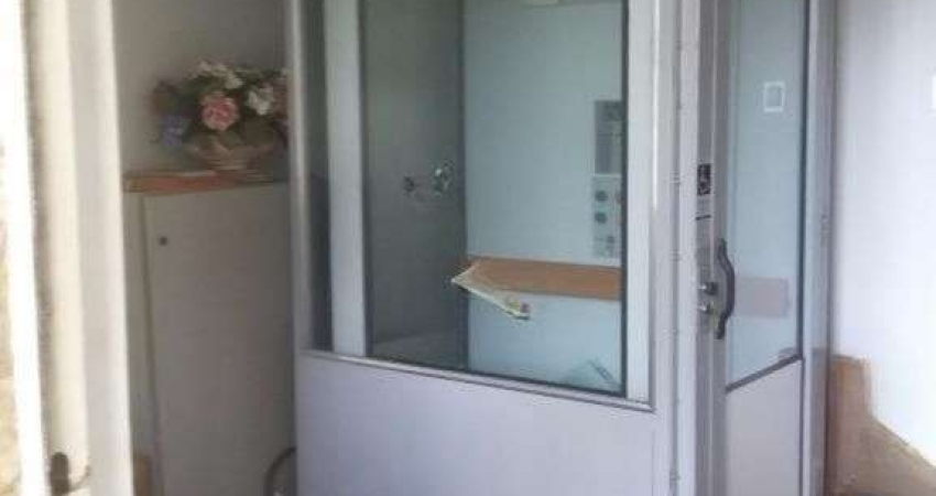 Casa com potencial residencial ou comercial, localizada em frente à Avenida Cristóvão Colombo.