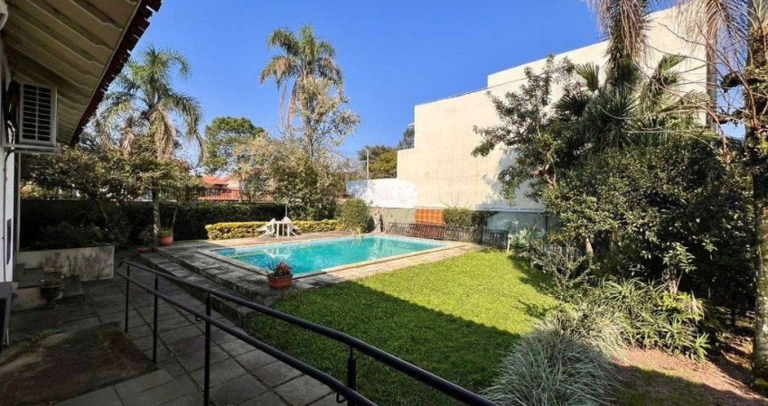 Casa térrea, com 3 dormitórios, sendo 2 suítes, 5 vagas, piscina, no bairro Ipanema, em Porto Alegre, RS