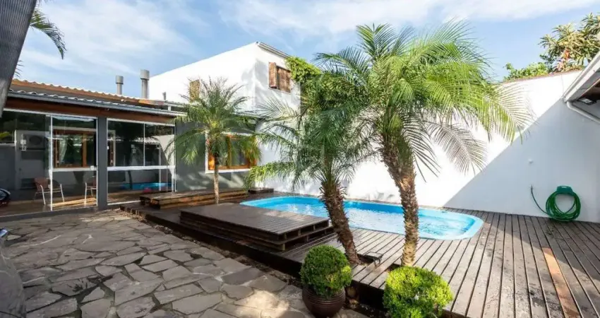 Casa de 2 dormitórios com piscina no bairro Lomba do Pinheiro