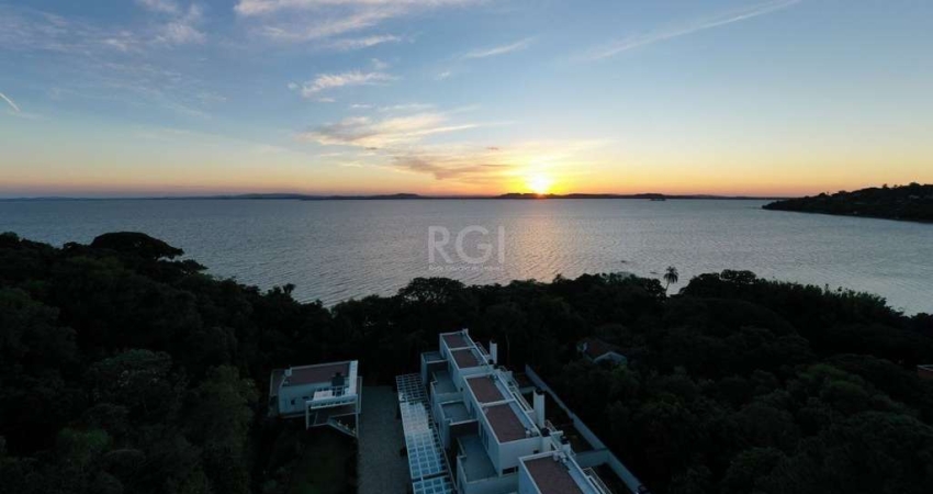 CASA EM CONDOMINIO, 3 DORMITÓRIOS, 3 SUÍTES, NO BAIRRO PEDRA REDONDA, PORTO ALEGRE/RS.