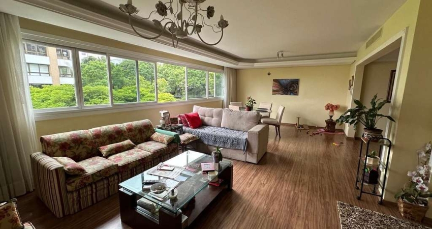 Vende-se amplo apartamento 3 quartos com suíte, 2 vagas - 153m² - Bom Fim