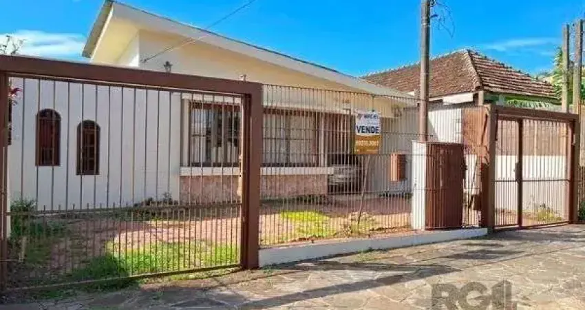 Casa em Porto Alegre, no bairro Ipanema, com 4 dormitório(s), e 4 banheiros, à venda.