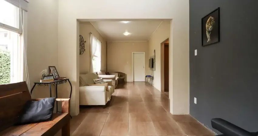 Casa semimobiliada com 188 m² de área privativa com 3 dormitórios sendo 1 suíte e 4 vagas de garagem.