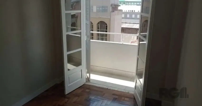 Apartamento com 3 quartos, desocupado no centro histórico.
