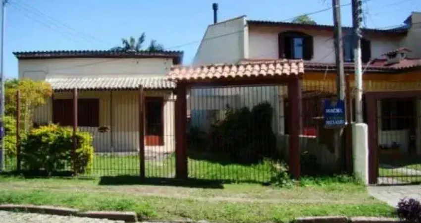 Casa para Venda - 80m², 2 dormitórios, 1 vaga - Guarujá