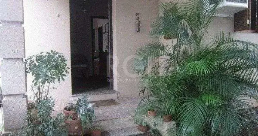 Casa para Venda - 137m², 1 dormitório, sendo 1 suites, 4 vagas - Floresta