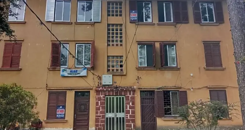Vende no IAPI, último andar, dois lances de escada, reformado