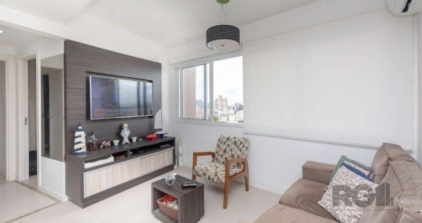 Apartamento andar alto que possui 2 dormitórios, sendo 1 súite, living para 2 ambientes, cozinha mobiliada, banheiro auxiliar