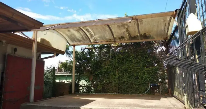 Casa 2 dormitórios, sala, banheiro garagem coberta, terreno 694m² bairro Camaquã, Porto Alegre/RS