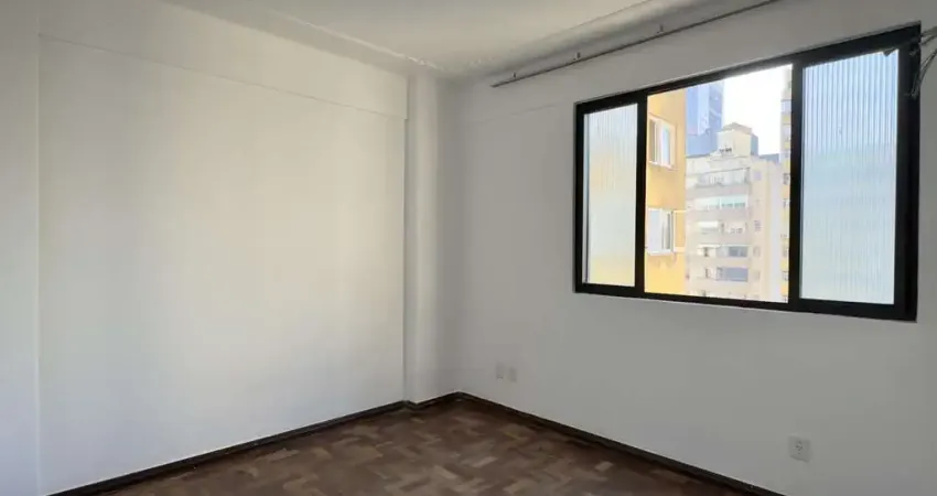 APARTAMENTO 2 DORMITÓRIOS TOTALMENTE REFORMADO NO CENTRO HISTÓRICO