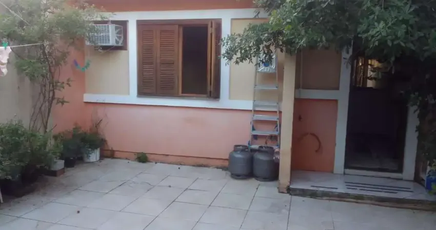 Casa 02 dormitórios com 02 vagas, no bairro Hípica, em Porto Alegre RS.