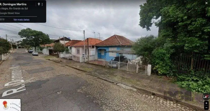 Terreno com 3 casas, no bairro Cristo Redentor, em Porto Alegre, RS.