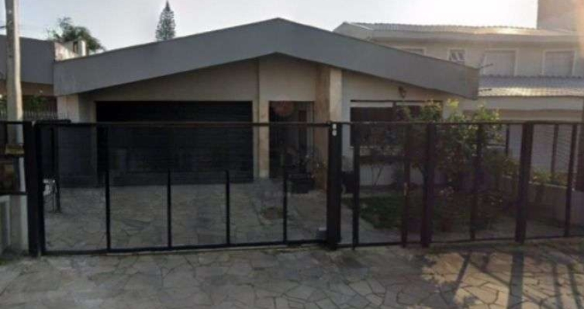 Casa com 3 dormitórios e 4 vagas no Bairro Jardim Lindóia
