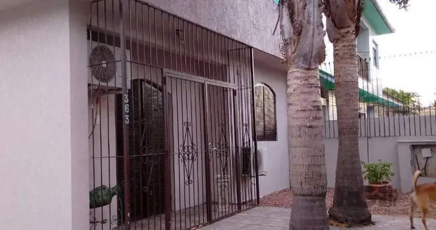 Casa térrea, 3 dormitórios, 1 suíte, living para 2 ambientes, cozinha, pátio, 2 banheiros e 4 vagas .