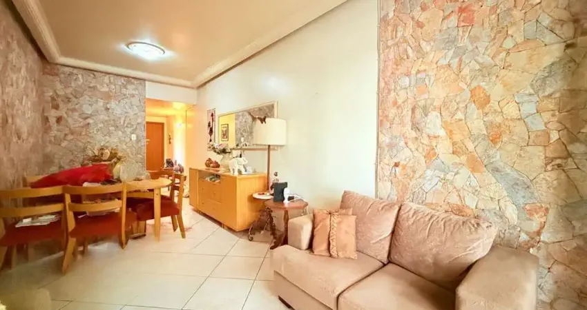 Apresentamos uma ótima oportunidade no Edificio Rosinha, localizado na charmosa Rua Barbedo, no bairro Menino Deus. Este amplo apartamento possui uma área privativa de 70,69 m² e está posicionando em