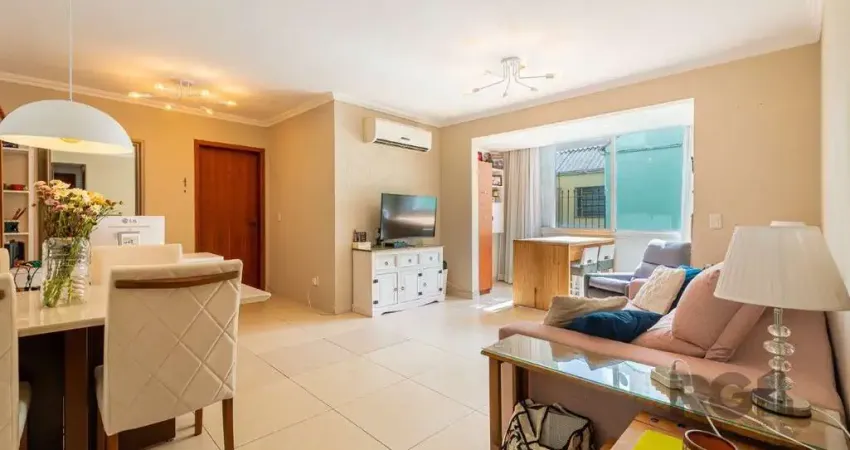Apartamento de três quartos, suíte e uma vaga de garagem no bairro Petrópolis em Porto Alegre.