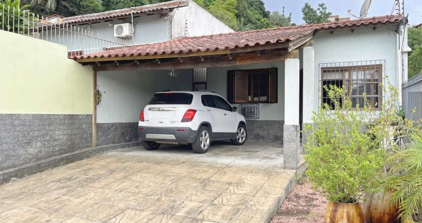 Casa em Porto Alegre, no bairro Vila Nova, com 3 dormitórios, 156 m² , 4 vagas.