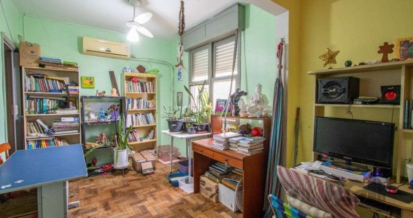 Apartamento de três dormitórios com vaga no Conjunto Residencial Roque Calage, bairro Passo da Areia em Porto Alegre.