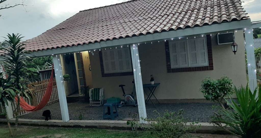 Casa residencial semimobiliada, com 3 quartos, 1 banheiro e 2 vagas de garagem.