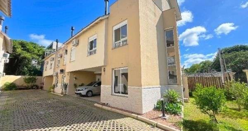 Casa Condominio em Porto Alegre, no bairro Ipanema, com 3 dormitório(s), e 3 banheiros, à venda.