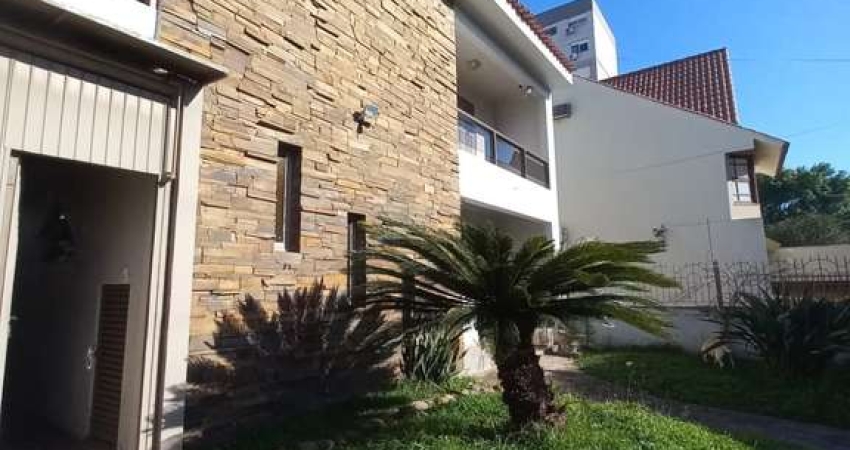 Casa ampla com piscina, adega, quiosque com churrasqueira e casa nos fundos (edícula).