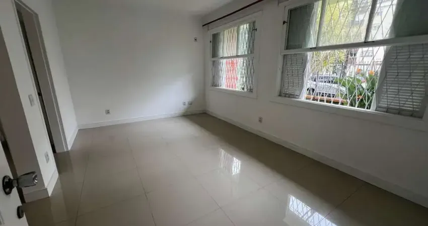 Apartamento térreo com 105,00m2 3 dormitórios 1 suite no bairro Menino Deus.