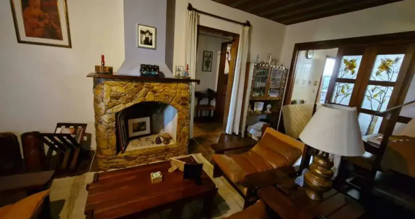 Casa no Bairro Glória, 2 dormitórios, banheiro, 2 garagens, ensolarada e bem ventilada