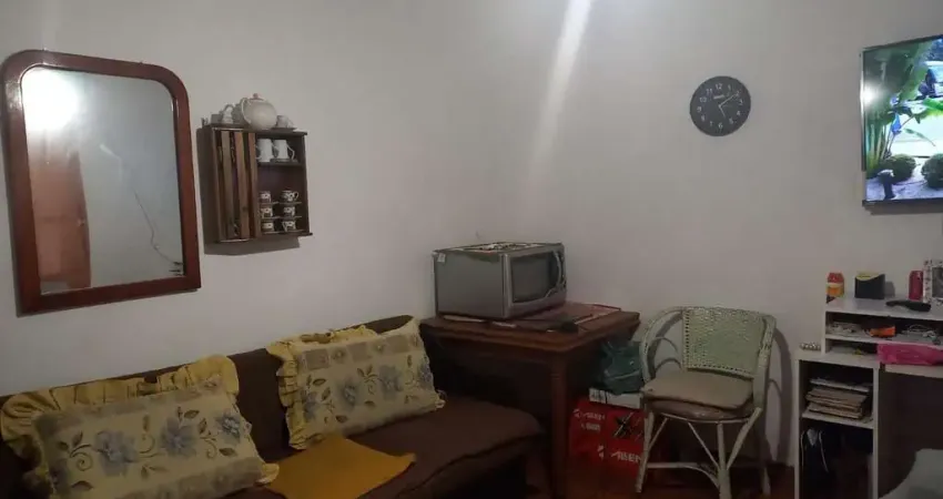 CASA AMPLA, 2 DORMITÓTIOS, 1SUÍTE, SALA, COZINHA, BANHEIRO SOCIAL , 2 VAGAS DE GARAGEM E ÓTIMA LOCALIZAÇÃO!