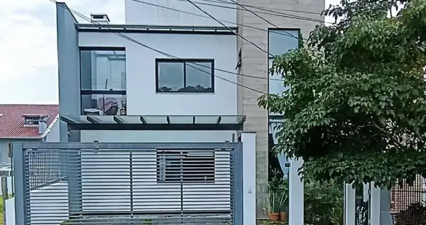Excelente casa de alvenaria, 4 dormitórios, 2 suítes e 2 vagas de garagem.