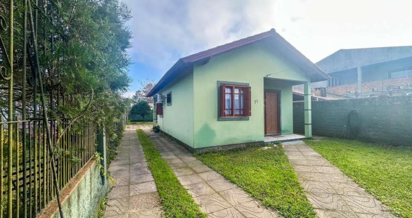 Casa 02 dormitórios e demais peças, amplo terreno plano com 300m².