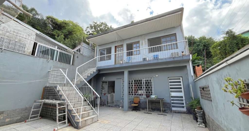 Casa de 156m², com 3 dormitórios, 1 suíte em terreno de 450m²; na Vila Nova