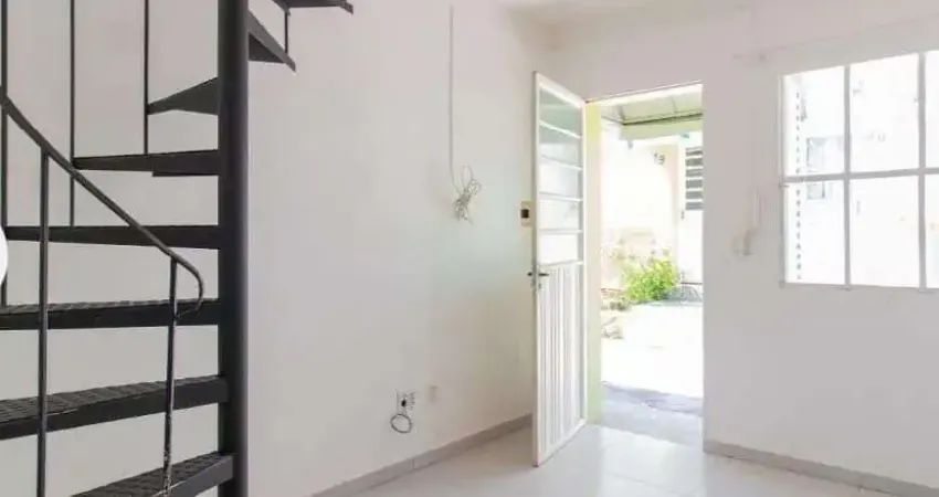 Aconchegante sobrado com 1 dormitório, suíte, vaga, no bairro São José em Porto Alegre/RS.