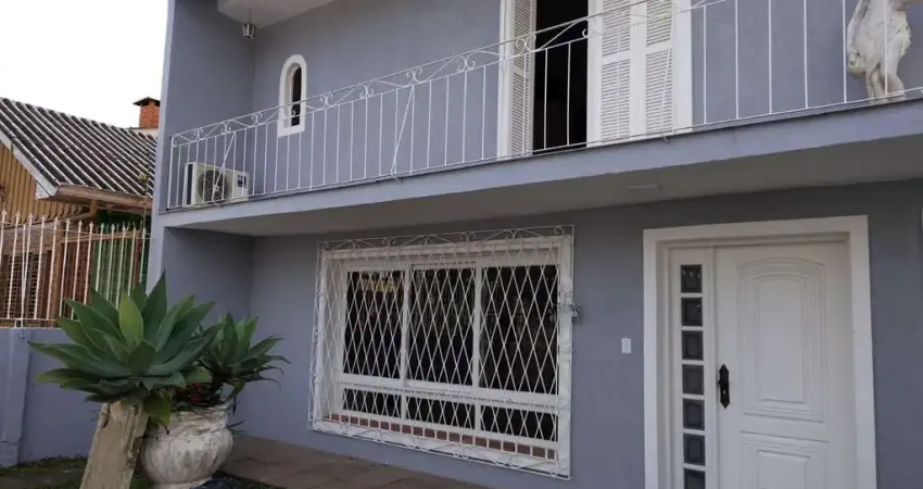 Casa de alvenaria, com 3 quartos, 1 suíte e 3 vagas de garagem.