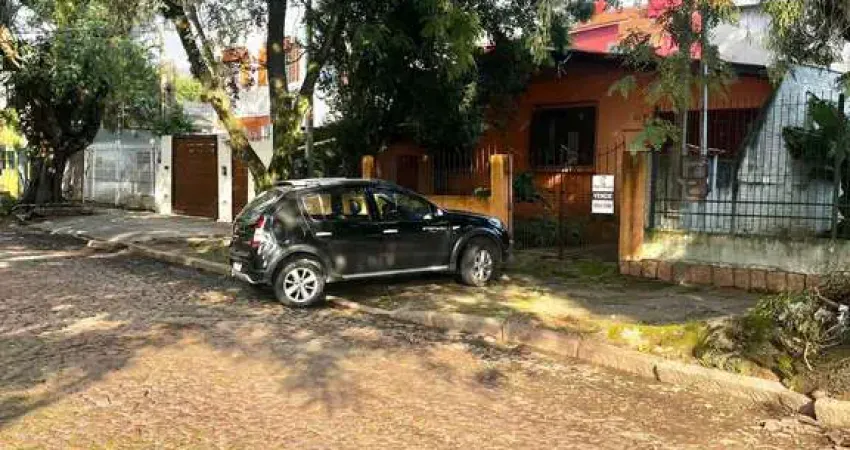 Casa na rua marista, partenon, com 11,00 de frente por 23,00 de frente a fundos