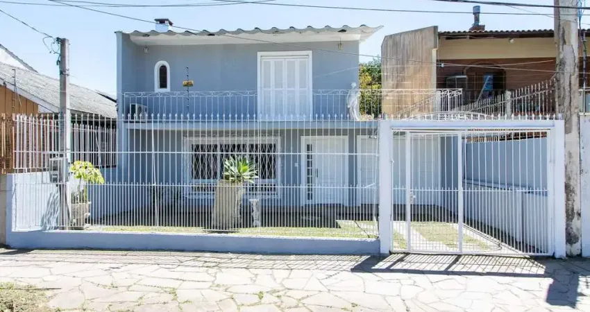 Casa de alvenaria, com 3 quartos, 1 suíte e 3 vagas de garagem.