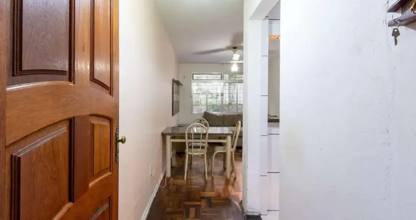 Apartamento térreo com pátio privativo no coração do menino deus, 2 dormitórios.