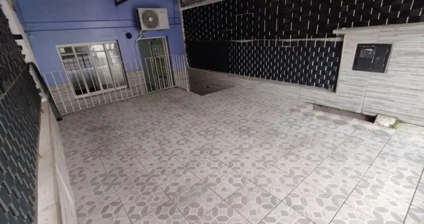 Casa 2 dorm, sala, cozinha, banheiro e área gourmet. aceita carro no negócio. não financia.